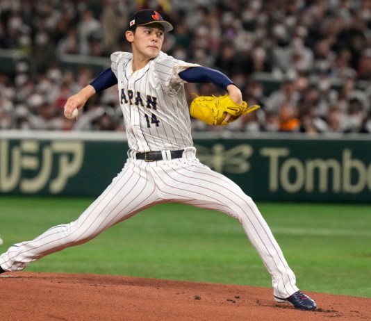 El japonés Roki Sasak lanza durante un juego del Grupo B contra la República Checa en el Clásico Mundial de Béisbol en el Tokyo Dome, Japón, el sábado 11 de marzo de 2023. Foto La Hora: AP