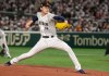 El japonés Roki Sasak lanza durante un juego del Grupo B contra la República Checa en el Clásico Mundial de Béisbol en el Tokyo Dome, Japón, el sábado 11 de marzo de 2023. Foto La Hora: AP