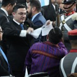 Samuel Pérez rompió la carta que presentó Bequer Chocooj para la renuncia de Arévalo. Foto: José Orozco / La Hora