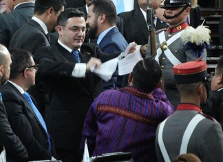 Samuel Pérez rompió la carta que presentó Bequer Chocooj para la renuncia de Arévalo. Foto: José Orozco / La Hora