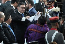 Bequer Chocooj quería entregar carta de renuncia a Arévalo y Samuel Pérez la rompe Samuel Pérez rompió la carta que presentó Bequer Chocooj para la renuncia de Arévalo. Foto: José Orozco / La Hora