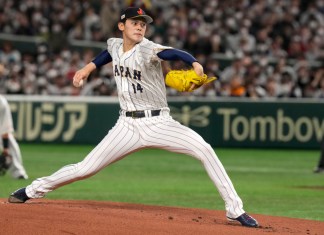 El japonés Roki Sasak lanza durante un juego del Grupo B contra la República Checa en el Clásico Mundial de Béisbol en el Tokyo Dome, Japón, el sábado 11 de marzo de 2023. Foto La Hora: AP Archivo