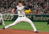 El japonés Roki Sasak lanza durante un juego del Grupo B contra la República Checa en el Clásico Mundial de Béisbol en el Tokyo Dome, Japón, el sábado 11 de marzo de 2023. Foto La Hora: AP Archivo