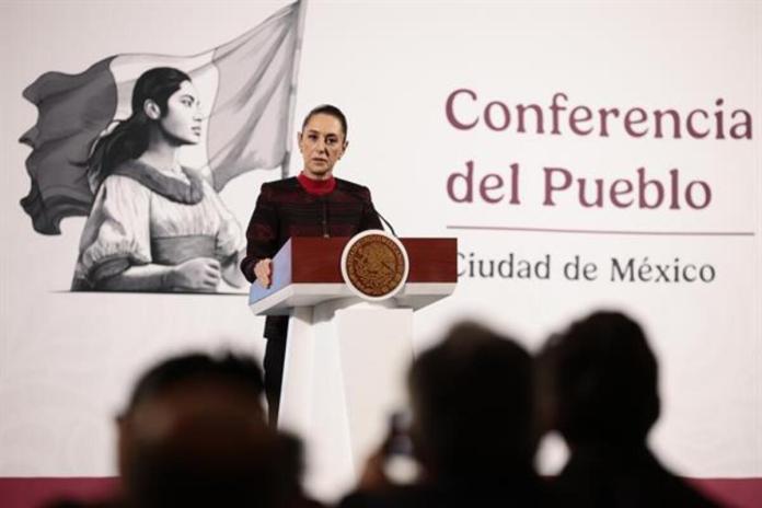 La presidenta de México, Claudia Sheinbaum, habla durante su conferencia de prensa matutina este miércoles, en el Palacio Nacional en la Ciudad de México (México). Sheinbaum señaló que por el momento no contempla viajar a Estados Unidos para reunirse con el nuevo mandatario, Donald Trump, pese a las preocupaciones por migración y seguridad que existen en ambas naciones. Foto La Hora: EFE