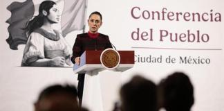 La presidenta de México, Claudia Sheinbaum, habla durante su conferencia de prensa matutina este miércoles, en el Palacio Nacional en la Ciudad de México (México). Sheinbaum señaló que por el momento no contempla viajar a Estados Unidos para reunirse con el nuevo mandatario, Donald Trump, pese a las preocupaciones por migración y seguridad que existen en ambas naciones. Foto La Hora: EFE