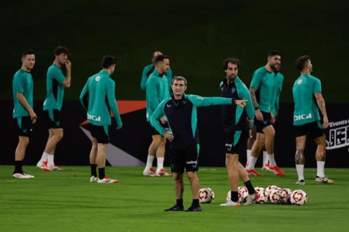 El entrenador del Athletic Club, Ernesto Valverde, durante su entrenamiento de este martes en Yeda, en la víspera del partido de semifinales de la Supercopa de España de fútbol que les enfrenta al Barcelona. Foto La Hora: EFE