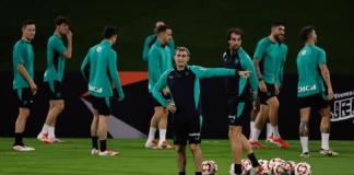 El entrenador del Athletic Club, Ernesto Valverde, durante su entrenamiento de este martes en Yeda, en la víspera del partido de semifinales de la Supercopa de España de fútbol que les enfrenta al Barcelona. Foto La Hora: EFE