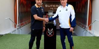 Los entrenadores del Real Madrid CF y el FC Barcelona, Carlo Ancelotti (d) y Hansi Flick (i), respectivamente, han posado este sábado junto al trofeo en el estadio Al Jawhara de Yeda, que mañana acogerá la final de la Supercopa de España. Foto La Hora: EFE/RFEF/David Aliaga