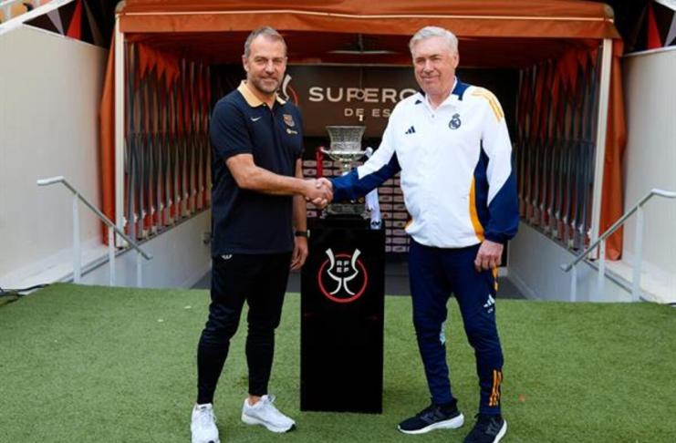 Los entrenadores del Real Madrid CF y el FC Barcelona, Carlo Ancelotti (d) y Hansi Flick (i), respectivamente, han posado este sábado junto al trofeo en el estadio Al Jawhara de Yeda, que mañana acogerá la final de la Supercopa de España. Foto La Hora: EFE/RFEF/David Aliaga