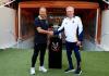 Los entrenadores del Real Madrid CF y el FC Barcelona, Carlo Ancelotti (d) y Hansi Flick (i), respectivamente, han posado este sábado junto al trofeo en el estadio Al Jawhara de Yeda, que mañana acogerá la final de la Supercopa de España. Foto La Hora: EFE/RFEF/David Aliaga