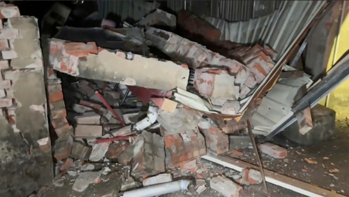 Este fotograma muestra una casa que colapsó tras un sismo en Tainan, Taiwán, el martes 21 de enero de 2025. Foto La Hora: AP