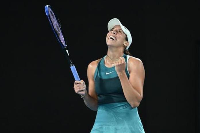 Madison Keys de Estados Unidos celebra su victoria en su partido de semifinales de individuales femeninos contra Iga Swiatek de Polonia en el torneo de tenis Abierto de Australia en Melbourne, Australia, el 24 de enero de 2025. Foto La Hora: EFE