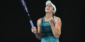 Madison Keys de Estados Unidos celebra su victoria en su partido de semifinales de individuales femeninos contra Iga Swiatek de Polonia en el torneo de tenis Abierto de Australia en Melbourne, Australia, el 24 de enero de 2025. Foto La Hora: EFE