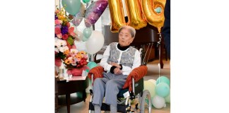 Esta foto facilitada por la ciudad de Ashiya muestra a Tomiko Itooka, festejada por su 116 cumpleaños en la residencia de ancianos en la que vive en Ashiya, al oeste de Japón, el 23 de mayo de 2024. (Ashiya City via AP)