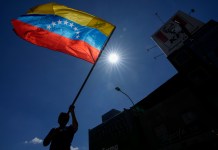 Venezuela cierra la frontera terrestre y suspende los vuelos con Colombia Un hombre ondea una bandera durante una protesta de opositores al presidente venezolano Nicolás Maduro el día antes de su investidura para un tercer mandato en Caracas, Venezuela, el jueves 9 de enero de 2025. Foto La Hora: AP
