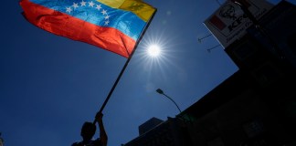 Un hombre ondea una bandera durante una protesta de opositores al presidente venezolano Nicolás Maduro el día antes de su investidura para un tercer mandato en Caracas, Venezuela, el jueves 9 de enero de 2025. Foto La Hora: AP