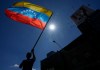 Un hombre ondea una bandera durante una protesta de opositores al presidente venezolano Nicolás Maduro el día antes de su investidura para un tercer mandato en Caracas, Venezuela, el jueves 9 de enero de 2025. Foto La Hora: AP