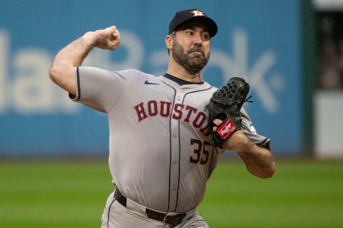 El abridor de los Astros de Houston, Justin Verlander, lanza contra los Guardianes de Cleveland durante la primera entrada de un juego de béisbol en Cleveland, el 28 de septiembre de 2024. Foto La Hora: AP