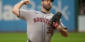 El abridor de los Astros de Houston, Justin Verlander, lanza contra los Guardianes de Cleveland durante la primera entrada de un juego de béisbol en Cleveland, el 28 de septiembre de 2024. Foto La Hora: AP