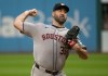 El abridor de los Astros de Houston, Justin Verlander, lanza contra los Guardianes de Cleveland durante la primera entrada de un juego de béisbol en Cleveland, el 28 de septiembre de 2024. Foto La Hora: AP