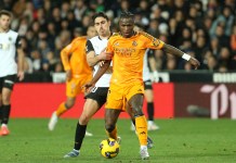 Vinicius Junior, del Real Madrid, al frente, y Andre Almeida, del Valencia, luchan por el balón durante un partido de fútbol de la Liga española en el estadio Mestalla en Valencia, España, el viernes 3 de enero de 2025 Foto La Hora: AP