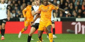 Vinicius Junior, del Real Madrid, al frente, y Andre Almeida, del Valencia, luchan por el balón durante un partido de fútbol de la Liga española en el estadio Mestalla en Valencia, España, el viernes 3 de enero de 2025 Foto La Hora: AP