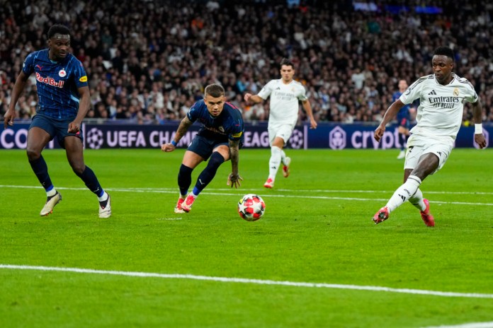 El jugador del Real Madrid, Vinicius Junior, marca el quinto gol de su equipo durante el partido de apertura de la Liga de Campeones entre el Real Madrid y el FC Salzburgo en el estadio Santiago Bernabéu en Madrid, el miércoles 22 de enero de 2025. Foto La Hora: AP