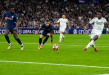 El jugador del Real Madrid, Vinicius Junior, marca el quinto gol de su equipo durante el partido de apertura de la Liga de Campeones entre el Real Madrid y el FC Salzburgo en el estadio Santiago Bernabéu en Madrid, el miércoles 22 de enero de 2025. Foto La Hora: AP