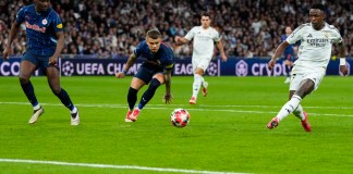 El jugador del Real Madrid, Vinicius Junior, marca el quinto gol de su equipo durante el partido de apertura de la Liga de Campeones entre el Real Madrid y el FC Salzburgo en el estadio Santiago Bernabéu en Madrid, el miércoles 22 de enero de 2025. Foto La Hora: AP