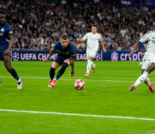 El jugador del Real Madrid, Vinicius Junior, marca el quinto gol de su equipo durante el partido de apertura de la Liga de Campeones entre el Real Madrid y el FC Salzburgo en el estadio Santiago Bernabéu en Madrid, el miércoles 22 de enero de 2025. Foto La Hora: AP