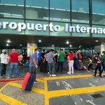Miles de nacionales y extranjeros hacen uso del AILA cada mes. Foto: La Hora / José Orozco
