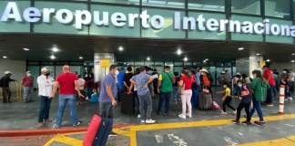 Miles de nacionales y extranjeros hacen uso del AILA cada mes. Foto: La Hora / José Orozco