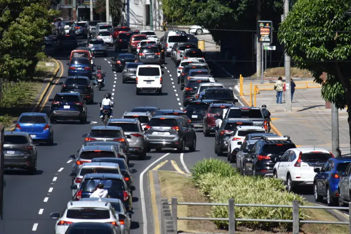 Diariamente, los conductores pasan varias horas en el tránsito para llevar a sus casas. Foto La Hora: Archivo. 