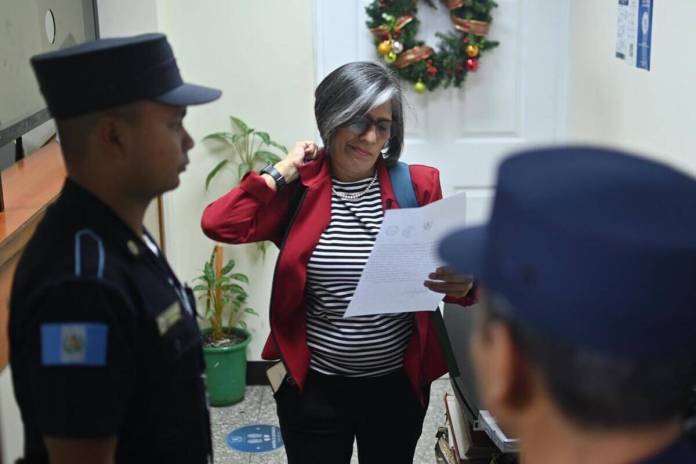 Claudia González es notificada de la reprogramación de la audiencia. Foto La Hora: Fabricio Alonzo