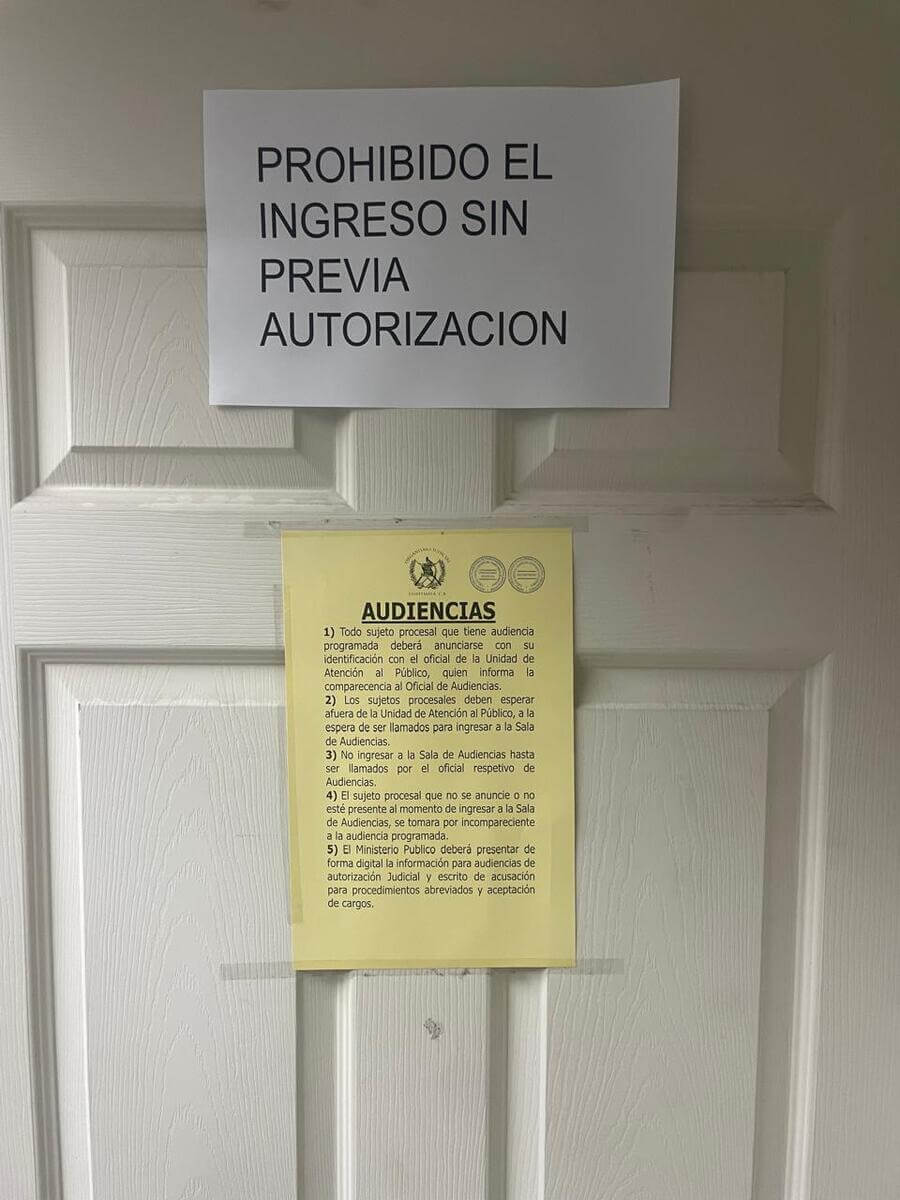 Advertencias colocadas en la puerta de la sala de audiencias del Juzgado Tercero Penal. Foto La Hora: Fabricio Alonzo