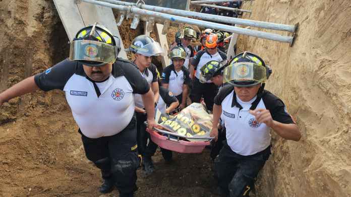 Bomberos realizan labores para rescatar a soterrados. Foto: Asonbomd