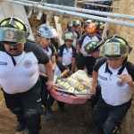 Bomberos realizan labores para rescatar a soterrados. Foto: Asonbomd