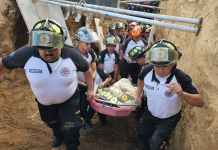 Bomberos realizan labores para rescatar a soterrados. Foto: Asonbomd