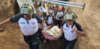 Bomberos realizan labores para rescatar a soterrados. Foto: Asonbomd