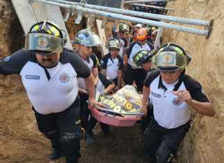 Bomberos realizan labores para rescatar a soterrados. Foto: Asonbomd