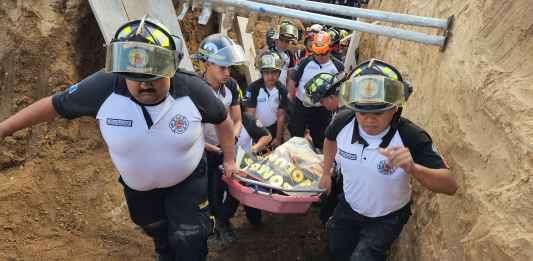 Bomberos realizan labores para rescatar a soterrados. Foto: Asonbomd