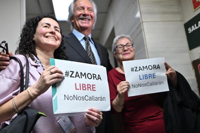 Las periodistas Marielos Monzón y Evelyn Blanck del colectivo #NoNosCallarán, a favor de la libertad de prensa, mostraron su apoyo a Zamora.