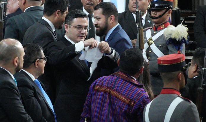 Samuel Pérez rompió la carta que presentó Bequer Chocooj para la renuncia de Arévalo. Foto: José Orozco / La Hora