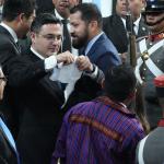 Samuel Pérez rompió la carta que presentó Bequer Chocooj para la renuncia de Arévalo. Foto: José Orozco / La Hora