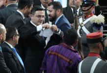 Samuel Pérez rompió la carta que presentó Bequer Chocooj para la renuncia de Arévalo. Foto: José Orozco / La Hora