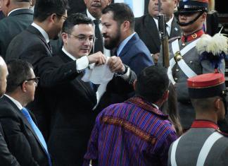 Samuel Pérez rompió la carta que presentó Bequer Chocooj para la renuncia de Arévalo. Foto: José Orozco / La Hora