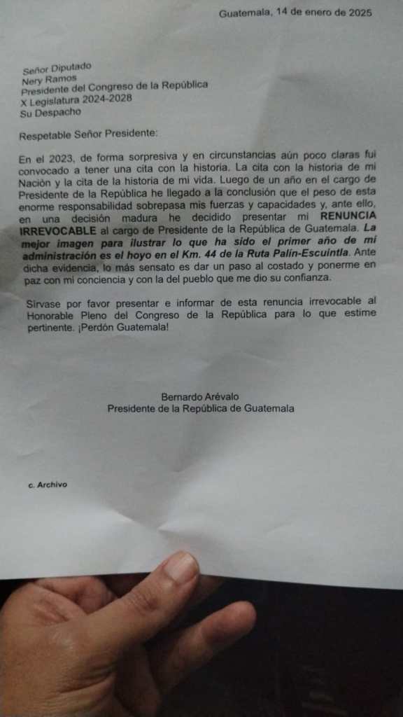 Carta escrita por el diputado Bequer Chocooj para la renuncia de Arévalo. Créditos: Cortesía 