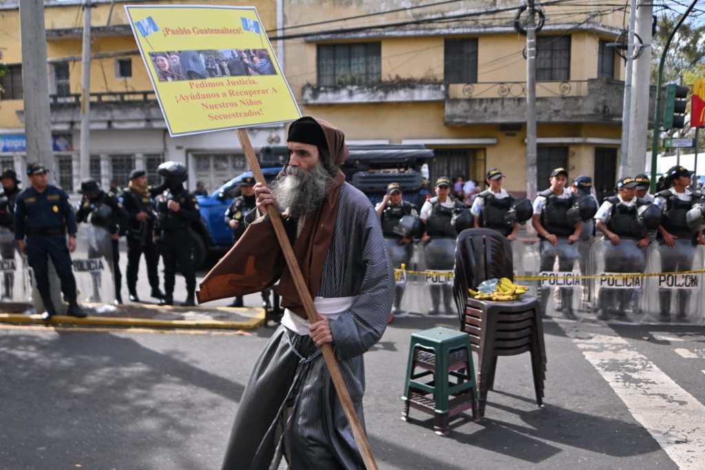 En Imágenes: Esta es la situación que se vive con miembros de la secta Lev Tahor en la zona 3 capitalina