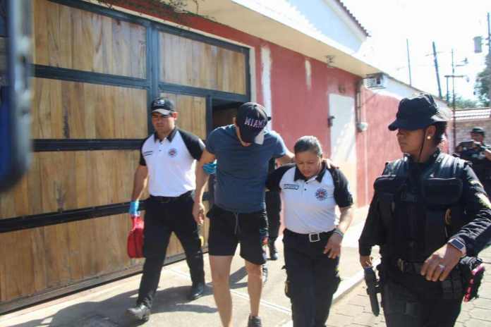 Exdirector de informática de TSE, Jorge Santos, fue trasladado a un hospital tras su detención. Foto La Hora: Cortesía