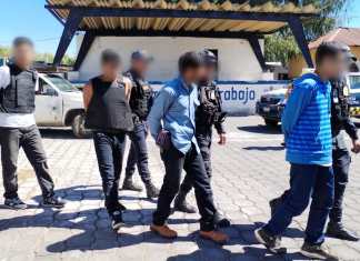 Agentes de la PNC capturan a cinco presuntos integrantes de la pandilla "Barrio 18". Los sindican de intentar ejecutar un ataque armado en el kilómetro 27.5, Villa Nueva, ruta a Sacatepéquez.